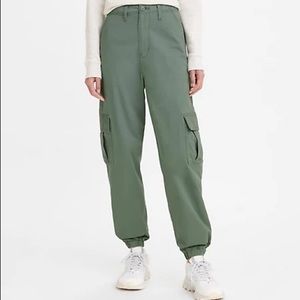 NWT | Levi’s High Waisted Cargo Pants